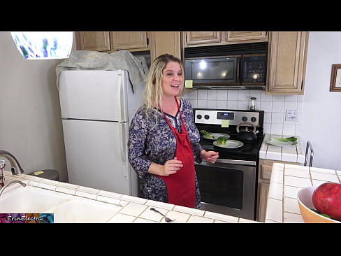 ❤️ Stepmom هن جي تاريخ کان اڳ باورچی خانه ۾ کيس کير پيارڻ ❤️❌ جنس